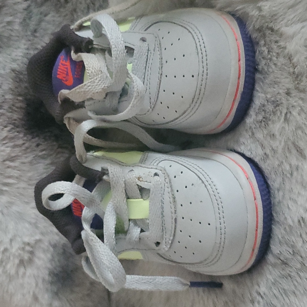 Tennis shoes
